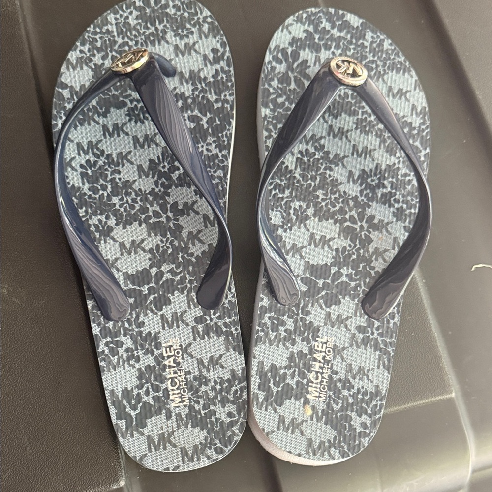 Michael kors medium size flip flops worn once too big
